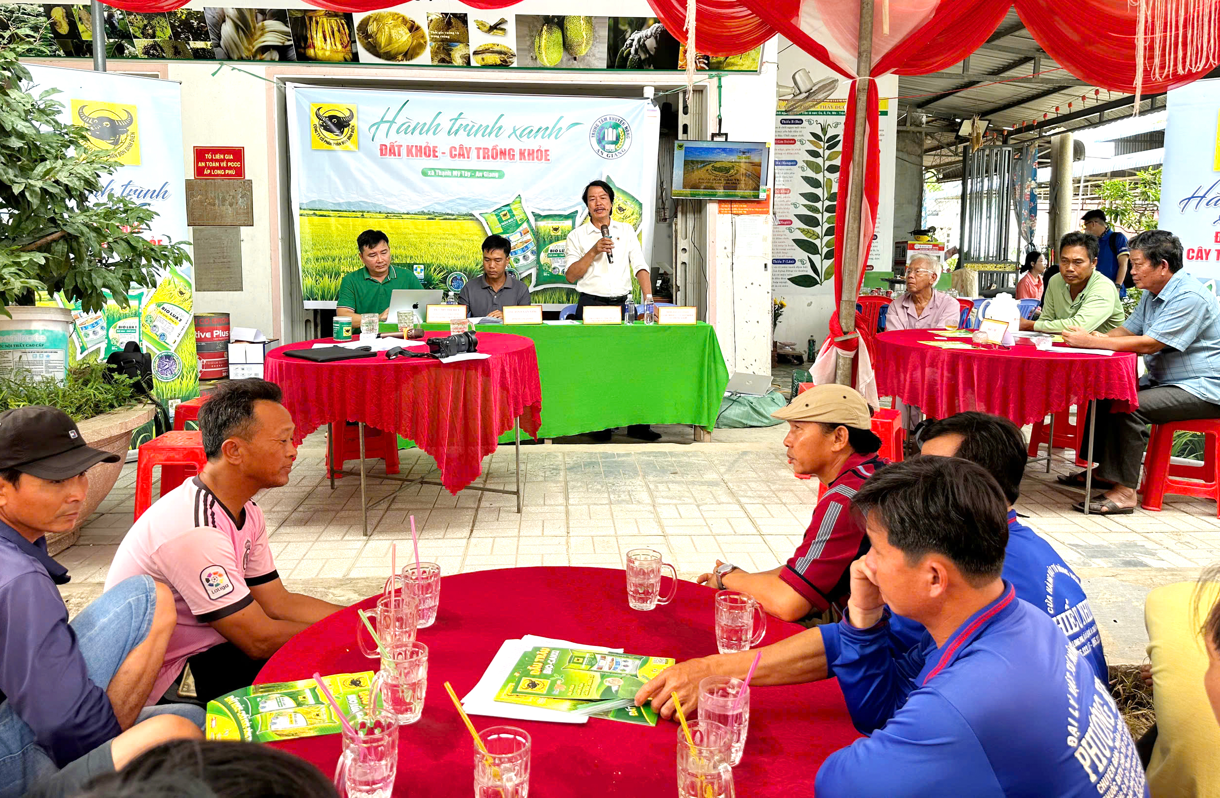 Hội thảo tổng kết mô hình “Hành trình Xanh – Đất khỏe, cây trồng khỏe” tại HTX Nông nghiệp Thuận Phú (xã Thạnh Mỹ Tây, tỉnh An Giang), nơi nông dân cùng doanh nghiệp và ngành chuyên môn đánh giá hiệu quả giải pháp nâng pH đất phèn, giảm chi phí sản xuất lúa hè thu 2026. (Ảnh: HTX)